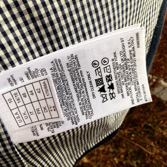 Classic Brooks Brothers Tailored Navy Blazer - Picture 16 of 16